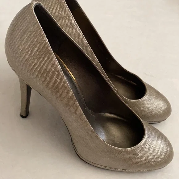 Stuart Weitzman | Textured Round Toe Slight Platform High Heels N W53907 (9 M) - Picture 2 of 15